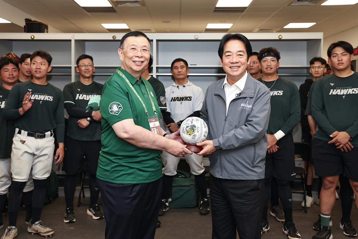 賴清德見證2026中職首戰！亞太球場啟用，洪一中贈台鋼「百勝戰袍」