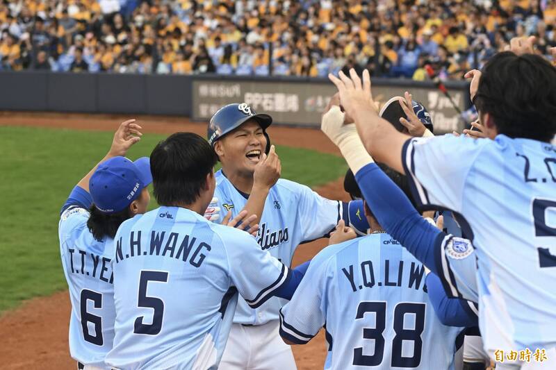 富邦悍將開季首戰8:2痛宰中信兄弟！范國宸全壘打定調，終止四年不勝魔咒