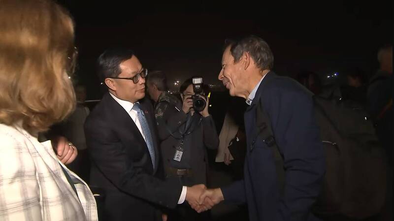 美跨黨派參議員深夜抵台關切！1.25兆國防預算卡關恐衝擊台灣防衛