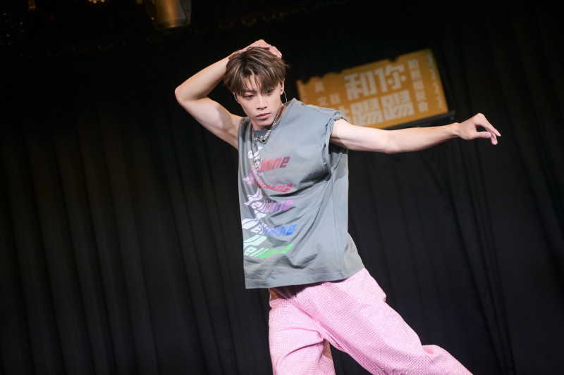 Ozone黃文廷個人見面會秒殺！團員驚喜「踢館」力挺，展現深厚情誼嗨翻全場