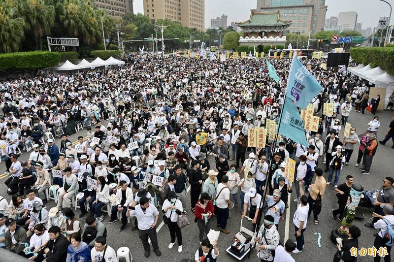 民眾黨「小草」凱道動員引關注：民進黨數據反擊，質疑癱瘓預算是否「苦民所苦」？