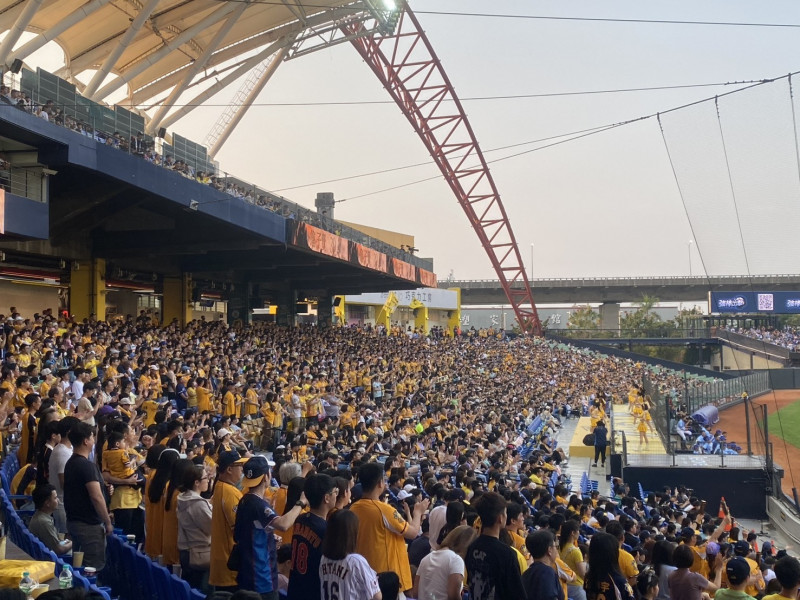 中信兄弟洲際主場開幕戰湧逾萬球迷！戴資穎、蕭煌奇助陣「奪還」誓奪隊史第11冠