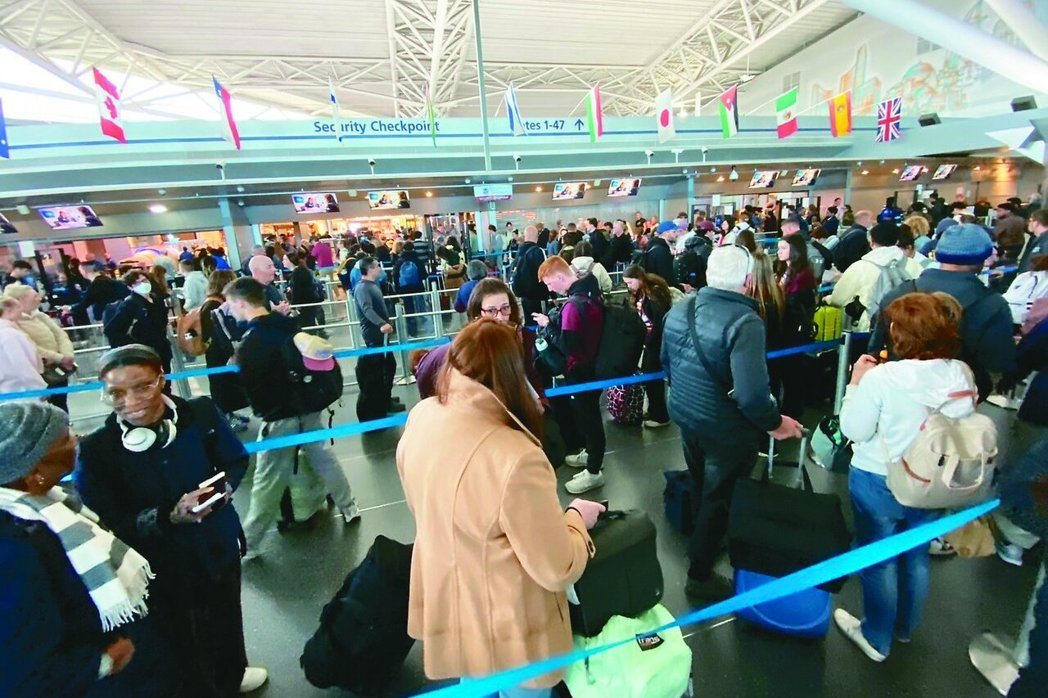 美國機場安檢難題：TSA薪資解套，但油價狂飆恐讓春季機票「貴上加貴」