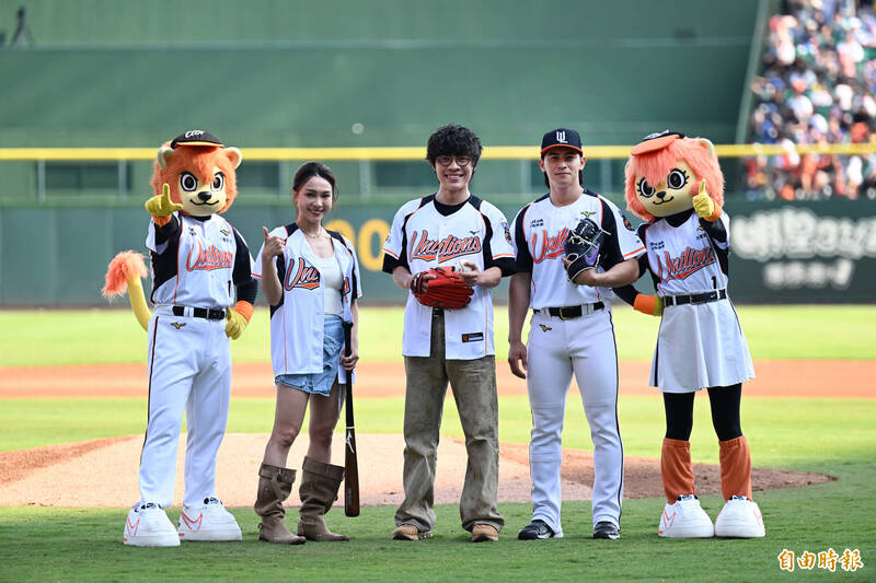 亞太成棒主球場首戰締造2.35萬人滿場紀錄：盧廣仲開球讚陳傑憲巨星風采