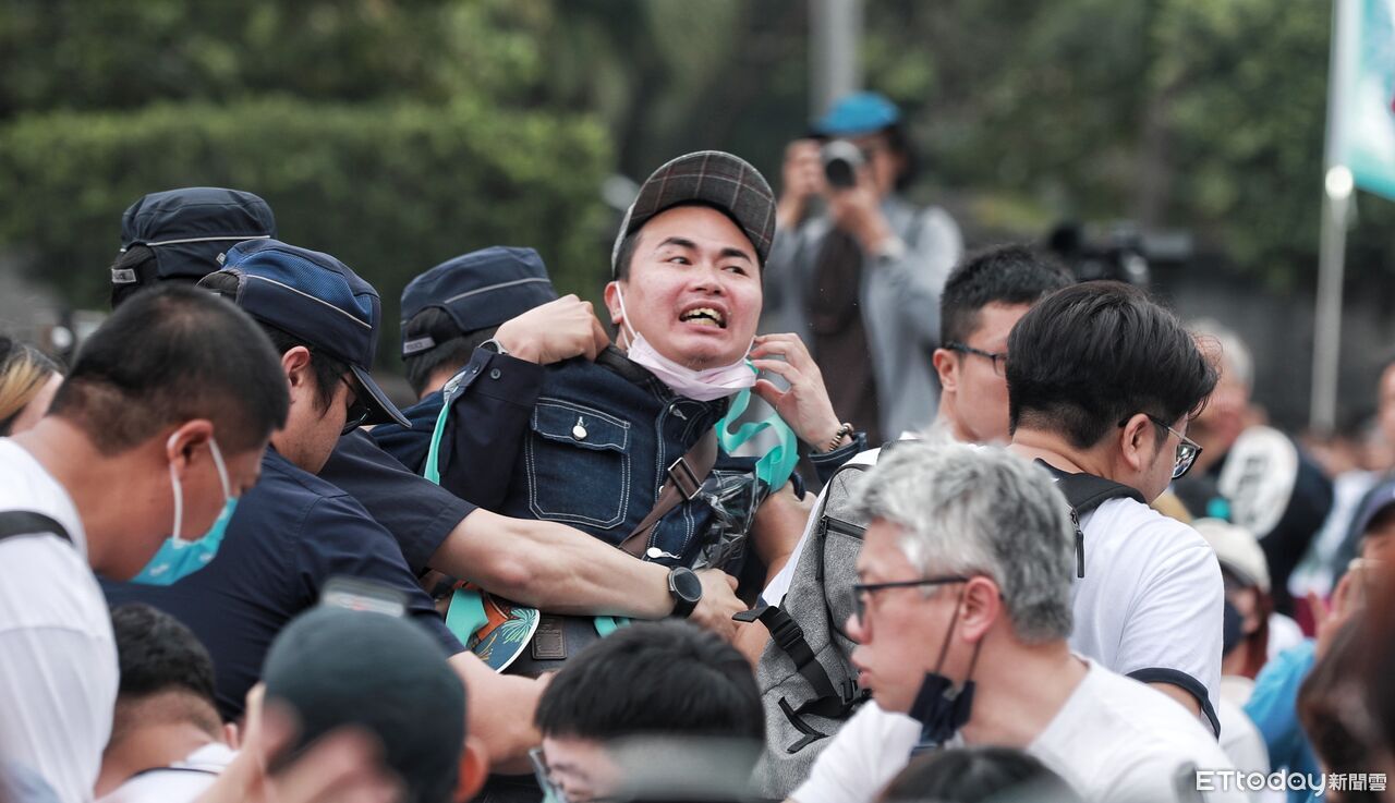 凱道逾3萬人挺柯文哲！民眾黨高喊司法正義，網紅喊「貪汙」激辯爭議核心