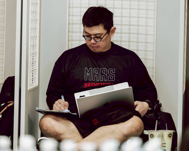 籃壇數據分析權威楊致寬驟逝震驚球界：顏行書揭其籃球癡迷與專業貢獻