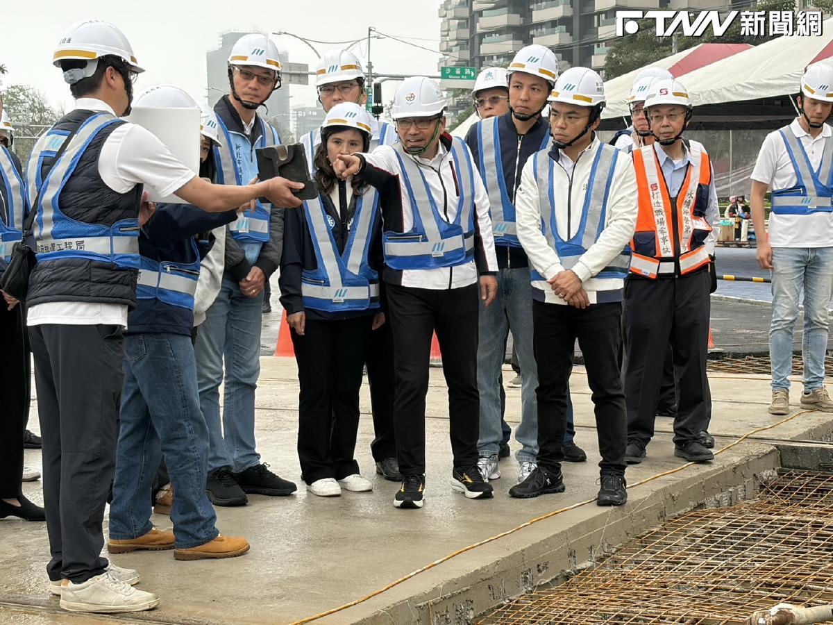 淡江大橋5月通車在即！輕軌八里線審議卡關「6年魔咒」，侯友宜點名中央速核新北捷運網