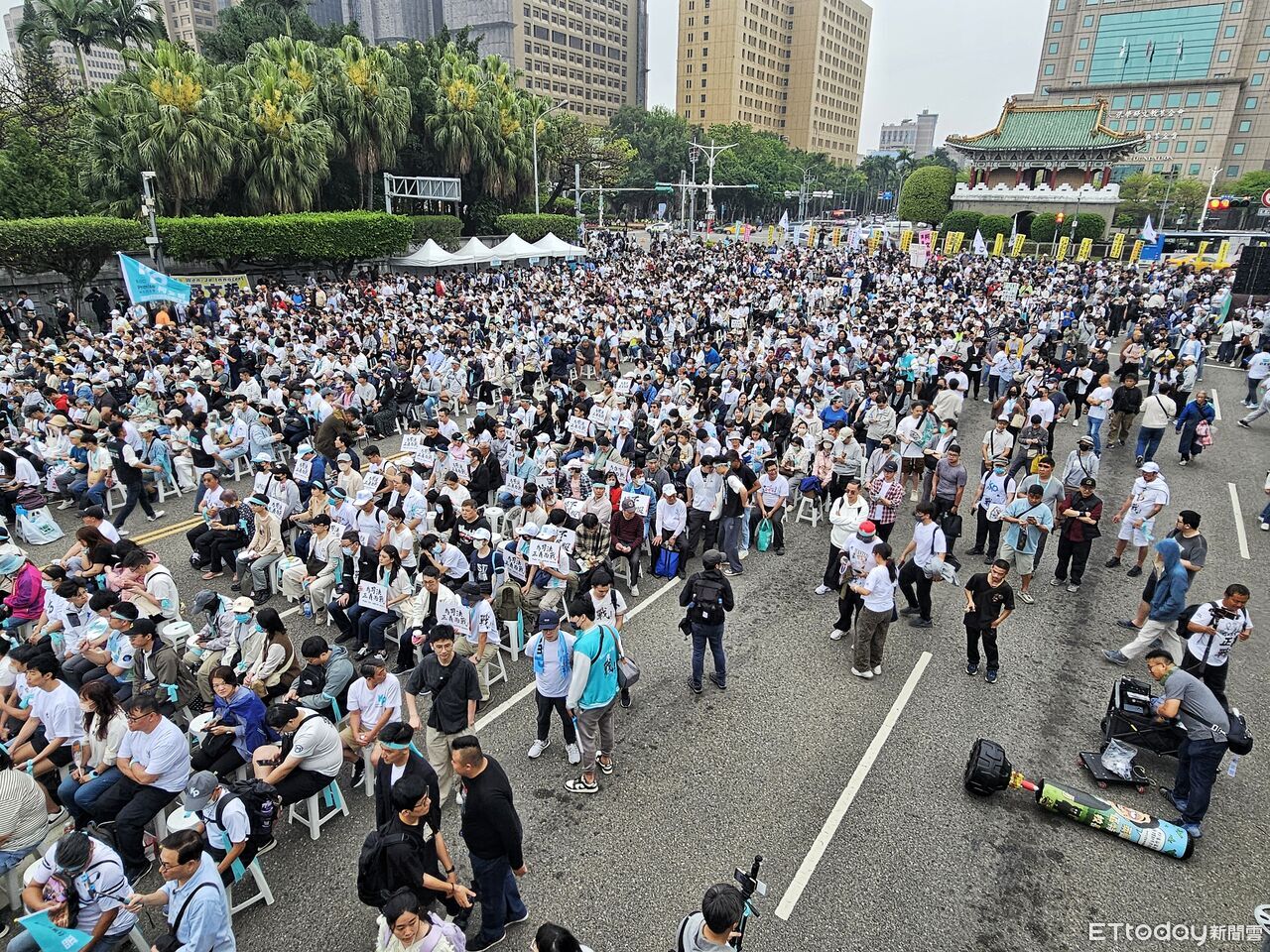 「戰到底」決心！民眾黨凱道集結逾萬人，抗議柯文哲判決，劍指「綠色獨裁」求司法正義