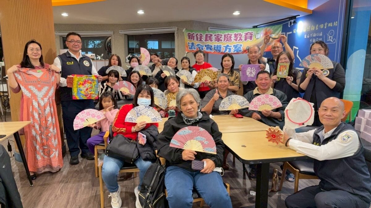 澎湖新住民巧手繪印尼國寶蠟染扇：家庭教育課程深度連結跨文化生活