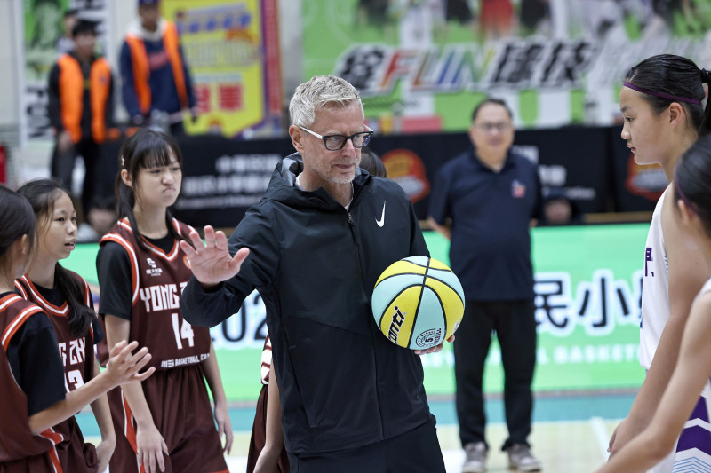 國小籃球決賽激戰！北投女籃封后、大智國小斷連霸，圖齊總教練親臨見證新星崛起
