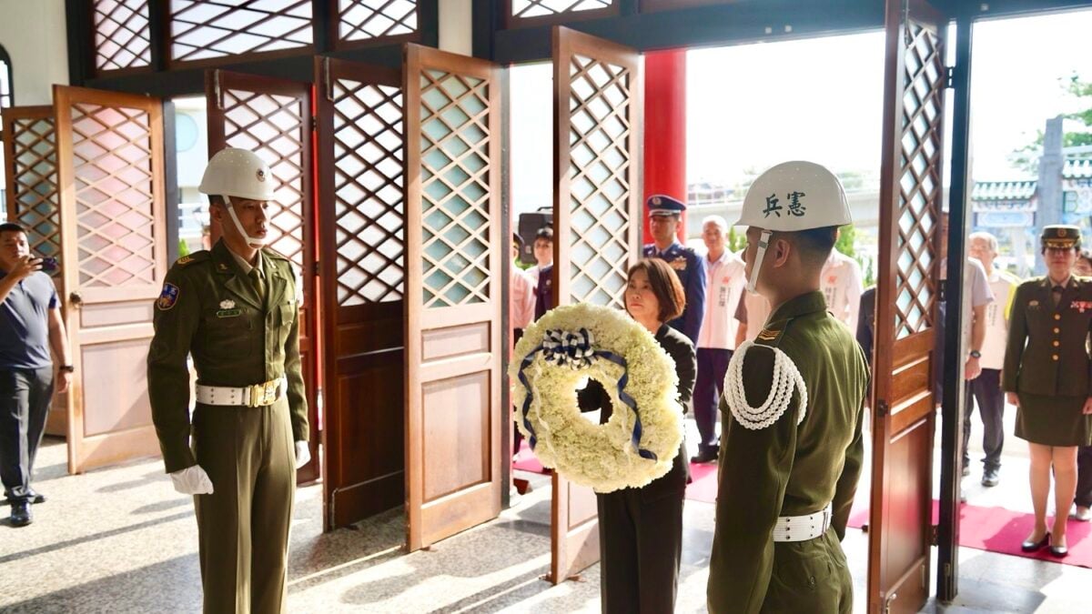 屏東忠烈祠春祭肅穆追思 周春米縣長獻白玫瑰緬懷先烈，凝聚國防共識