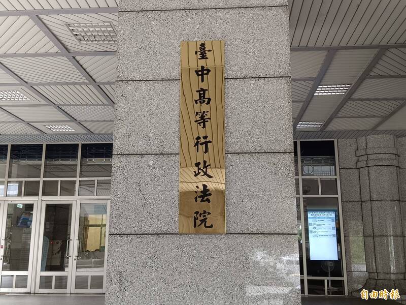 車道線不清害挨罰？女駕駛未打方向燈獲判免罰，法官認證這關鍵！