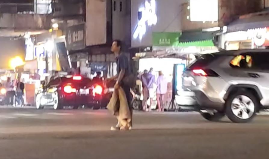 台中鬧區「醉」危險舞步：男子深夜闖路口狂舞，交通安全警訊浮現！