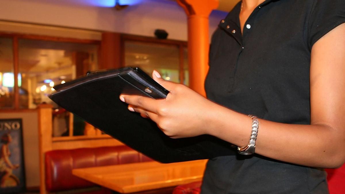 餐廳帳單「反蓋」是禮儀還是效率？餐飲老鳥揭密，這三種理由讓你秒懂！