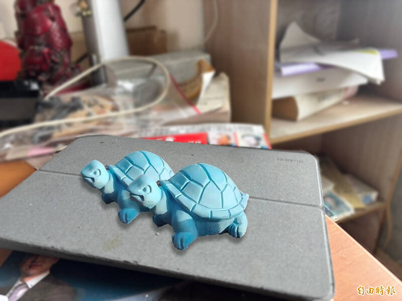 網路「喪屍菸彈」驚變塑膠龜！詐欺男遭警釣魚重判，揭數位犯罪新面貌