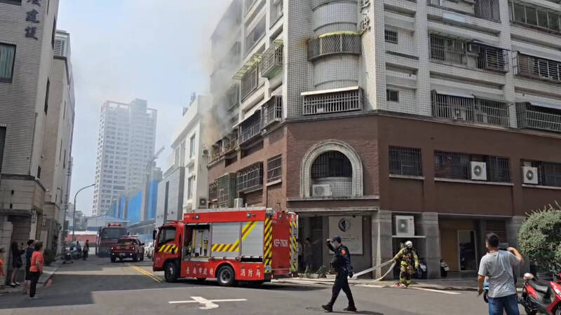 台南安平公寓驚傳「爆炸聲」火警！消防局迅速撲滅疏散35人，火調釐清起火原因
