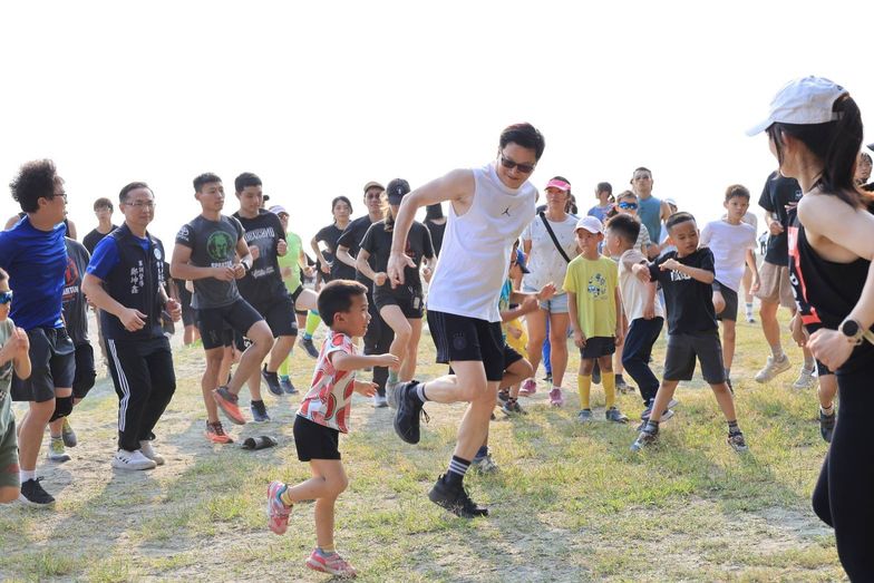 阿公級副秘書長徐健麟勇闖斯巴達障礙跑：漁光島訓練揭示跨世代體能極限