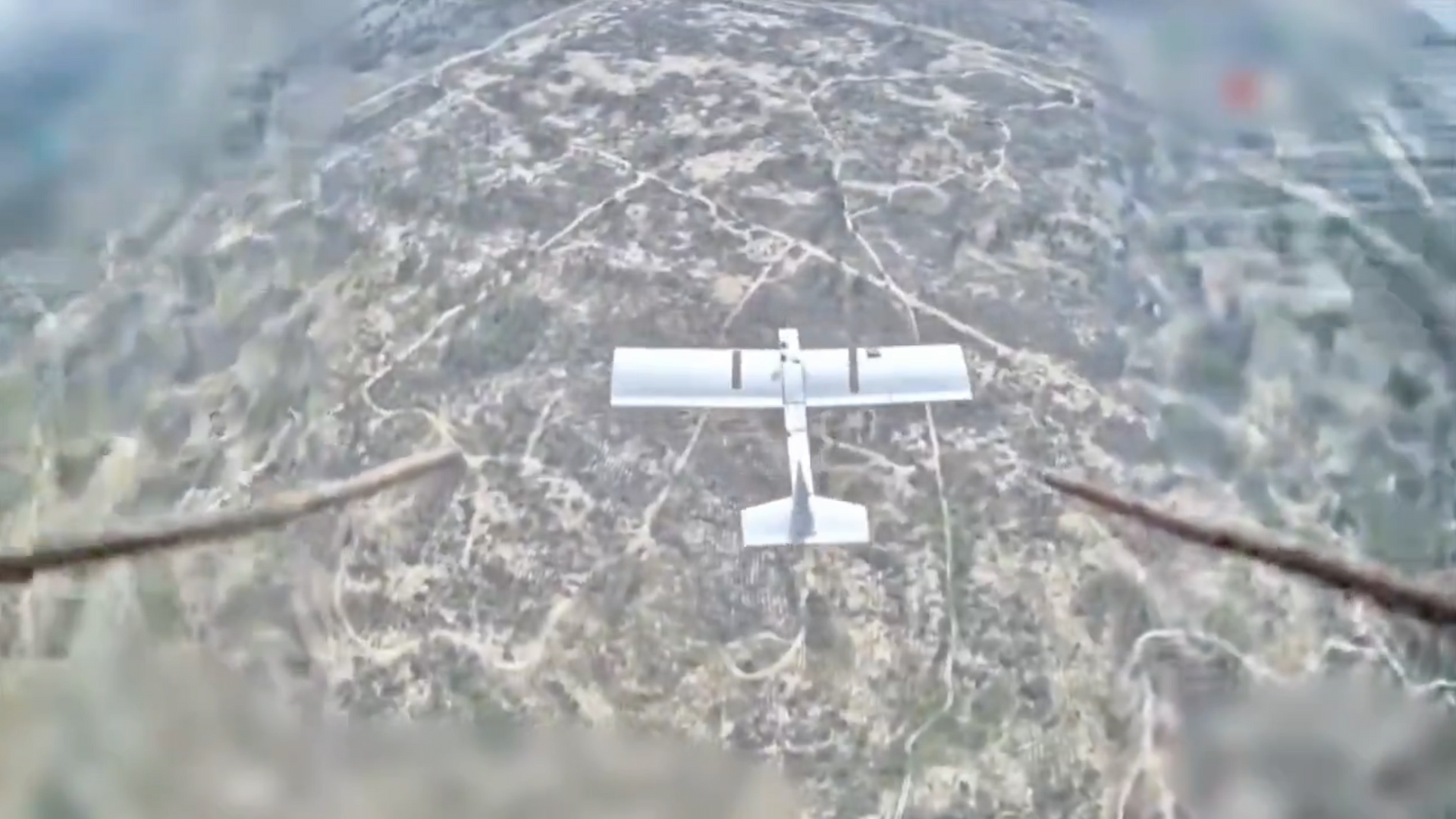 俄烏空戰新篇章：俄軍FPV無人機「金屬尖刺」戰術，精準「背刺」烏軍引爆墜毀