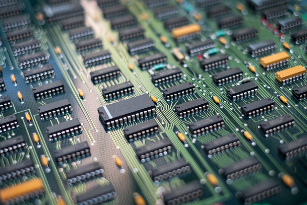 AI浪潮狂襲！PCB產業職缺飆升26%，人才市場成科技新戰場