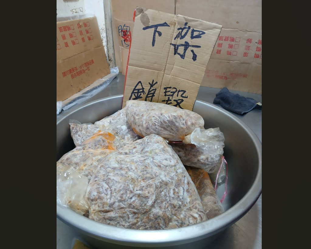 宜蘭羅東滷味驚魂！生鏽刀片混入牛筋，衛生局查出多項缺失限期改正