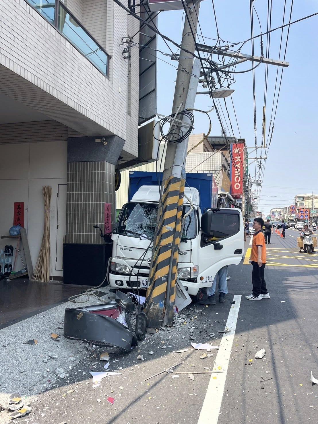 高雄大寮鳳林三路車禍驚魂！電桿斷裂釀800戶停電，台電搶修進度總覽