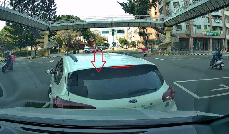 禮讓救護車竟成肇逃？七旬翁倒車擦撞四百萬Lexus LM，高齡駕駛與法規兩難