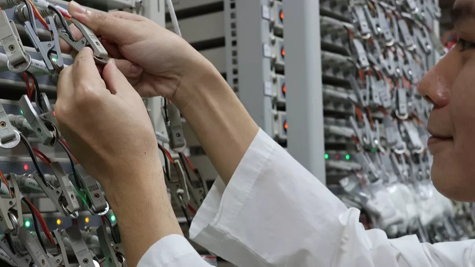 陽明交大創新電池容量狂飆167%！鈉離子電解液翻轉鋰鈦氧化物限制，搶佔國際期刊焦點