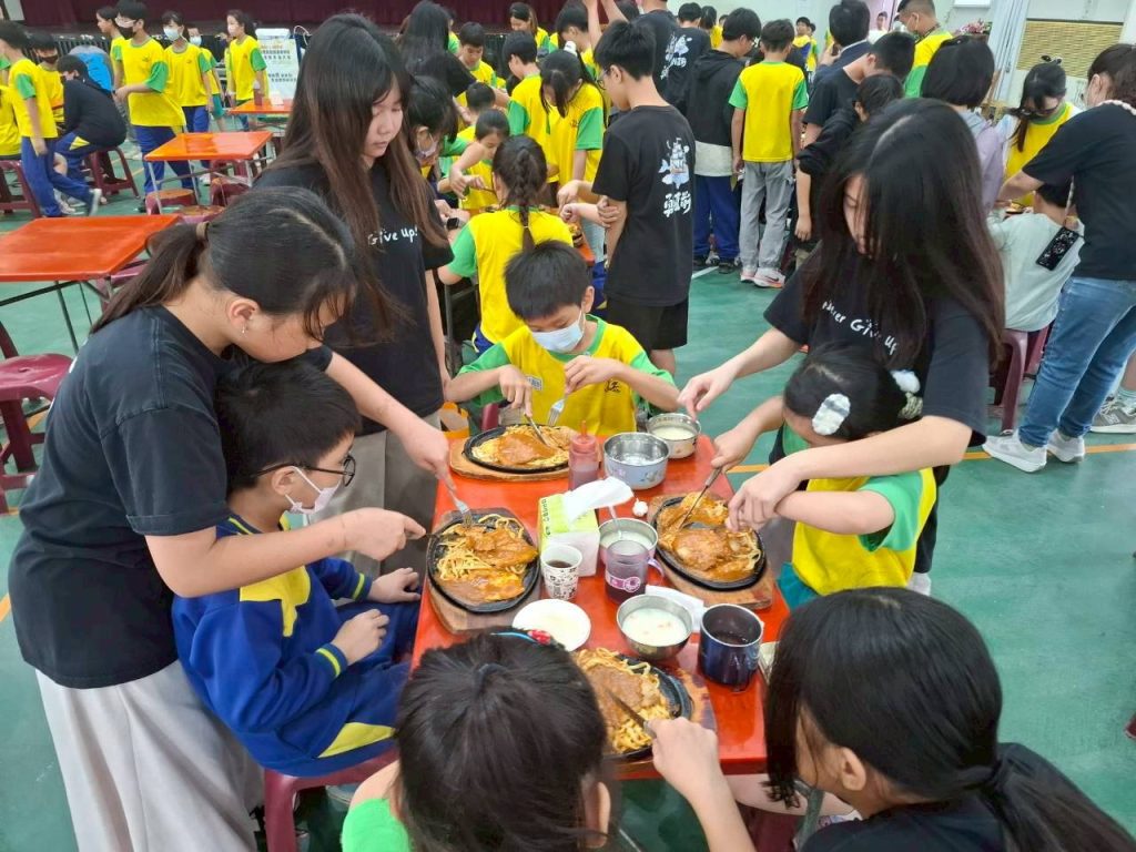 官田國小兒童節創新饗宴：豬排餐桌邊學禮儀，深化飲食素養教育