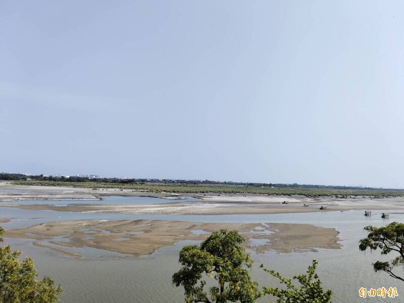 高雄水情告急：高屏溪沙洲現形，抗旱措施全面啟動