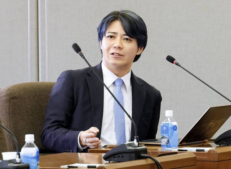 日本議員上畠寛弘曬9年對比照 網友驚呼「割草養生術」神效