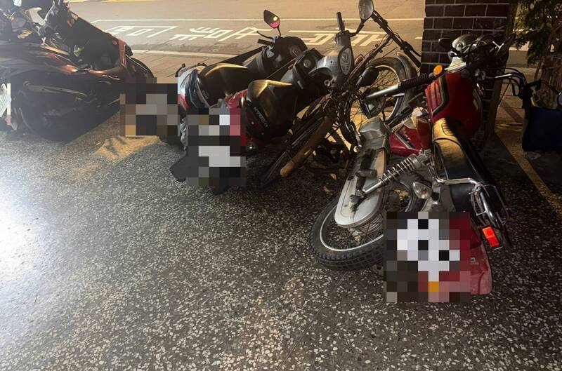 南港深夜56機車遭推倒 心情差男隨機破壞遭逮