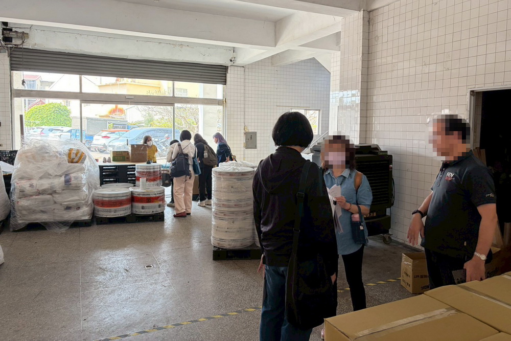 跨部會聯手出擊！物價稽查小組突襲塑膠袋廠商 嚴查囤貨哄抬