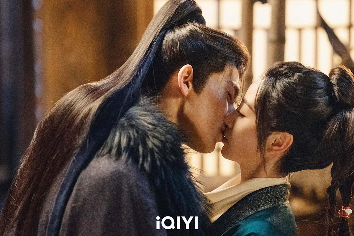 《逐玉》吻戲名場面全解析！張凌赫「勒脖吻」登頂十大經典 田曦薇默契演出甜度破表