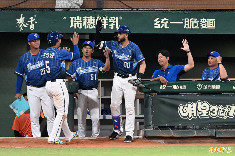 富邦悍將創隊史紀錄！開季2連勝8連不敗 范國宸連兩場開轟