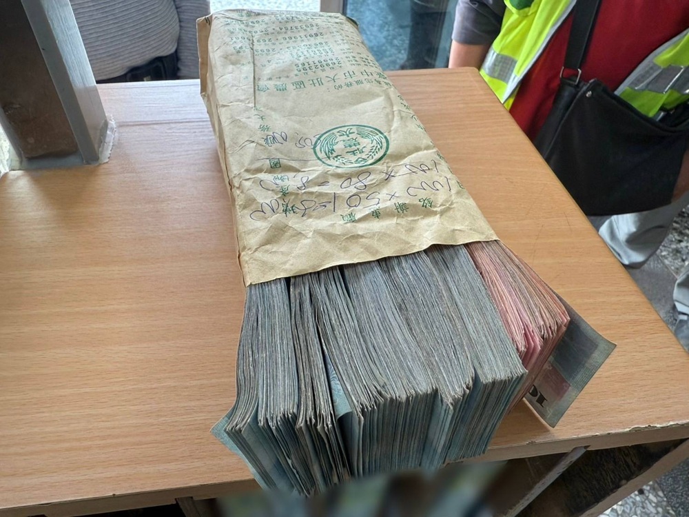 清潔隊員拾獲50萬鉅款 警民合作助百歲長者積蓄物歸原主