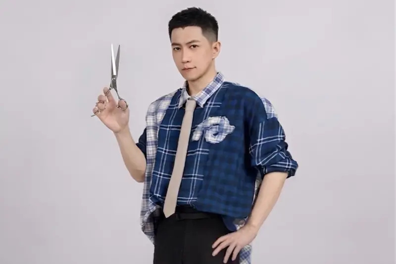 五月天阿信愚人節驚現寸頭新造型 粉絲質疑：鬢角才是本體！