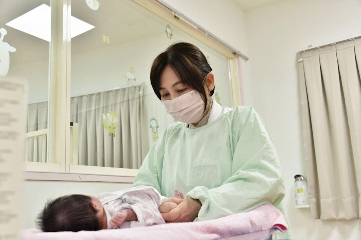 嬰兒換尿布聽見「咔嗒」聲？醫警告：恐是長短腳早期警訊