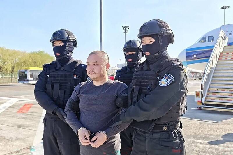 涉洗錢1290億台幣！柬埔寨太子集團核心李雄遭引渡回中國受審