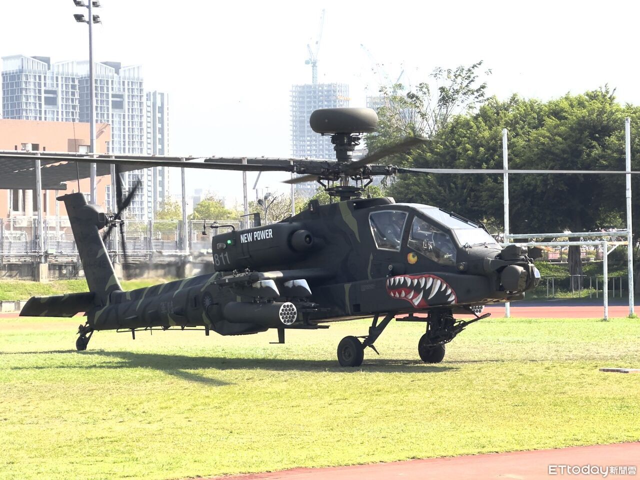 猛虎彩繪阿帕契震撼亮相台中 黑鷹領航逢甲大學試降吸睛