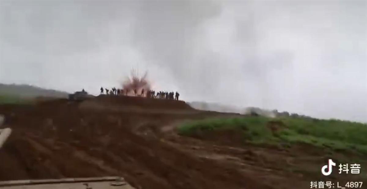 解放軍演習驚傳失誤！戰車誤射煙霧彈 視察高官緊急閃避