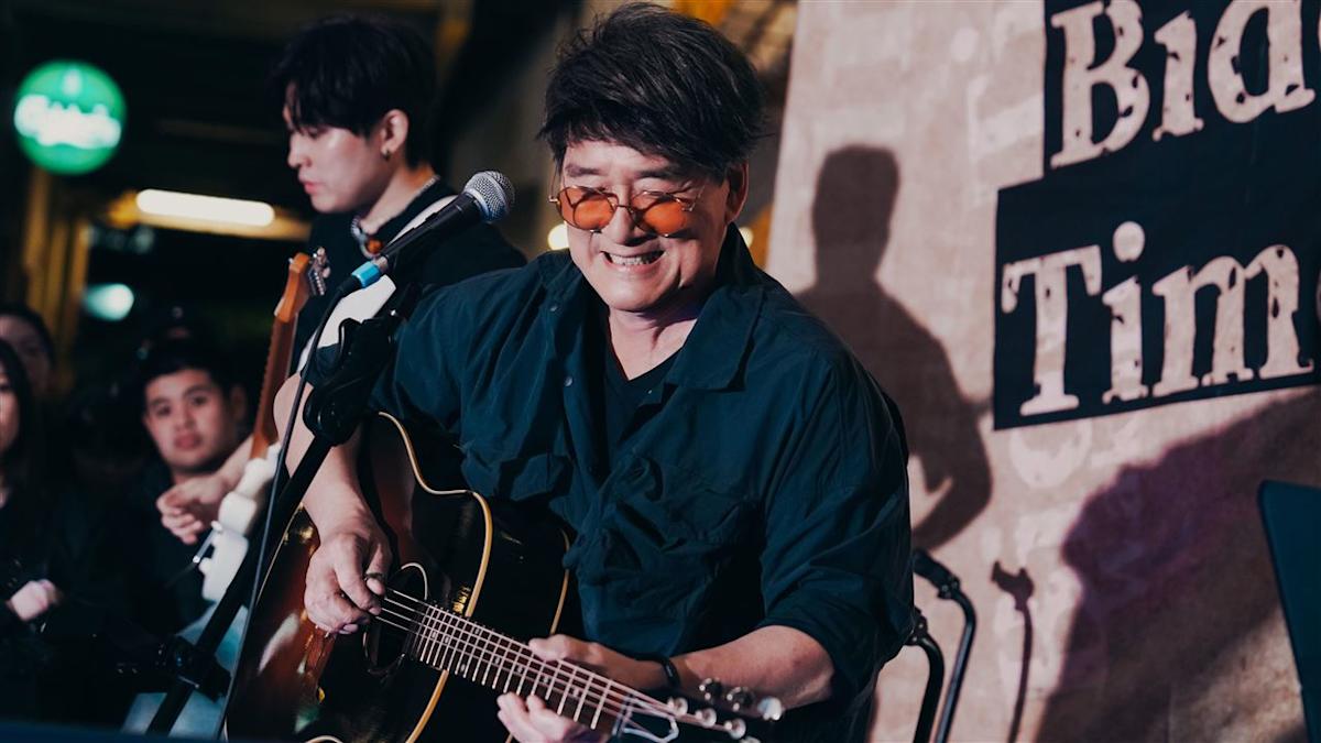 歌王周華健花博街頭開唱 經典金曲引發跨世代共鳴