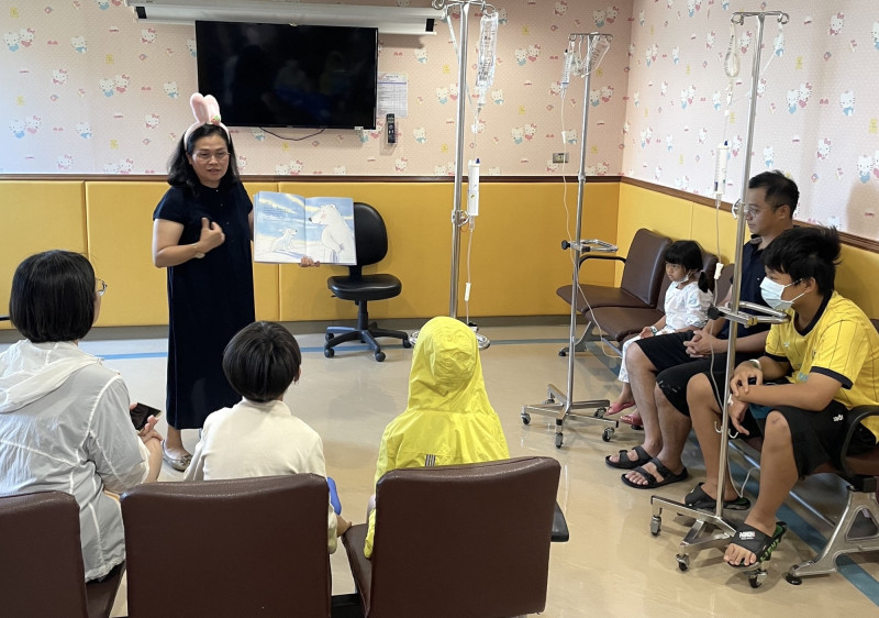 卡通明星驚喜現身！柳營奇美醫院用「奇幻童年」溫暖小病患