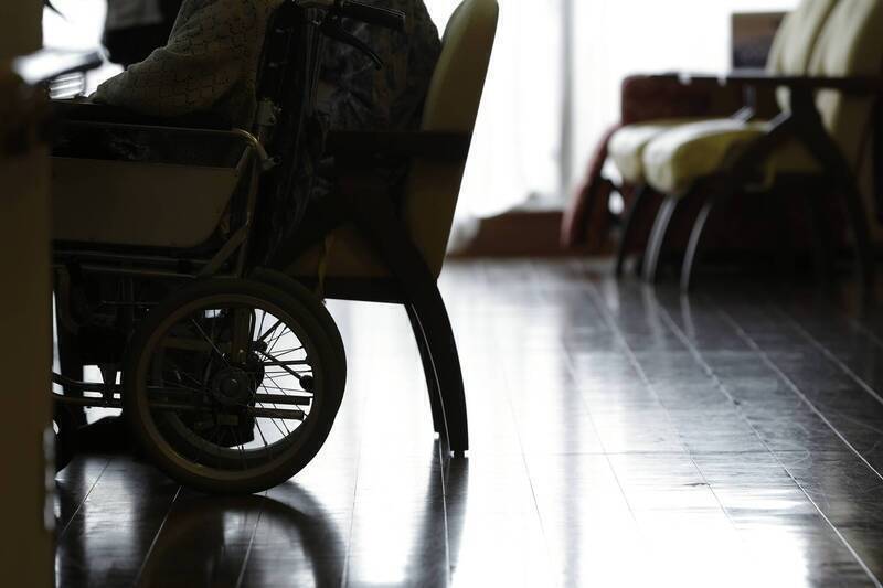 高級養老院竟成幸福絆腳石？7旬富足夫妻砸錢買「無力人生」