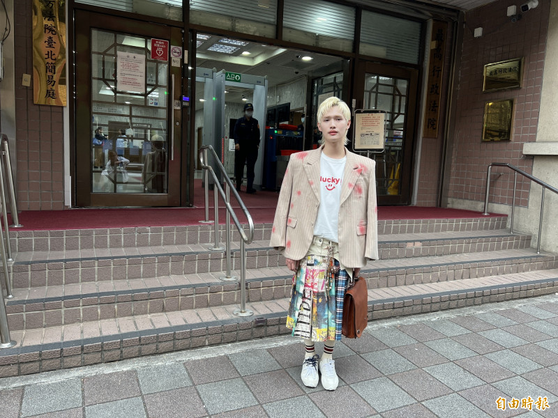 網紅鍾明軒提告500萬名譽損害案 北院開庭10分鐘速審引關注