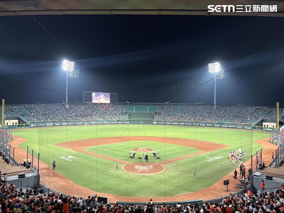 台南亞太球場攤商撤離引爭議 球迷怒吼「還我地瓜球」市府急滅火