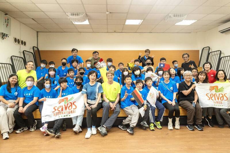 德國退休工程師前進三峽偏鄉 用Schultüte文化禮筒帶學童環遊世界