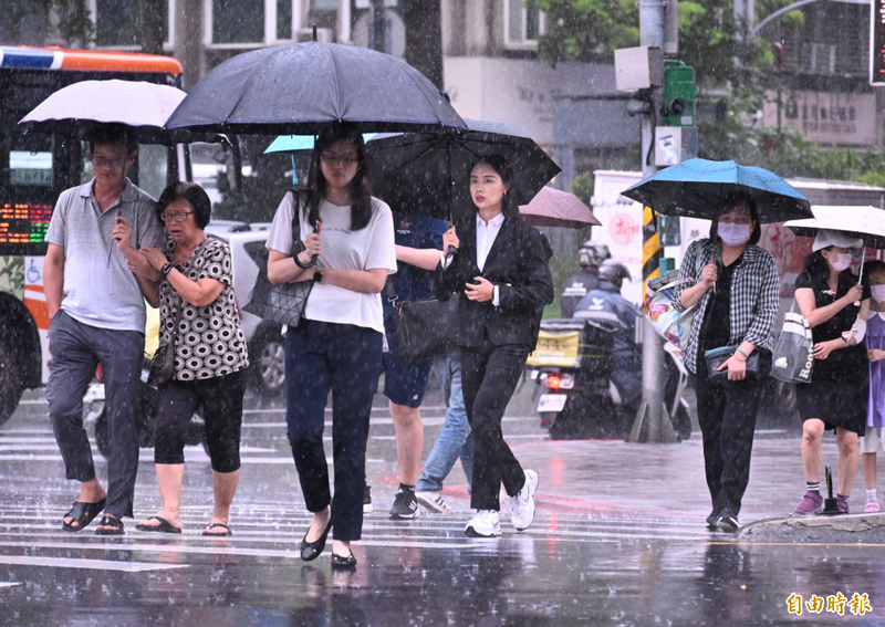 清明連假天氣劇變！週五鋒面夜襲 中北部慎防豪大雨