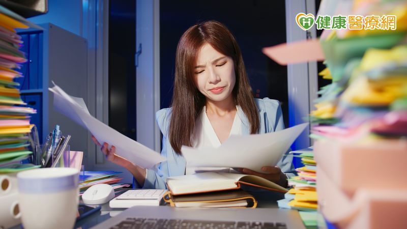 大腦健康關鍵曝光！UCLA專家警告6大地雷習慣 自我批評、多工處理都入列