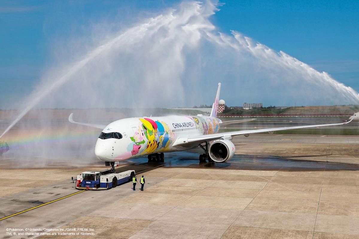 華航皮卡丘彩繪機今首航東京 13隻寶可夢陪旅客翱翔天際