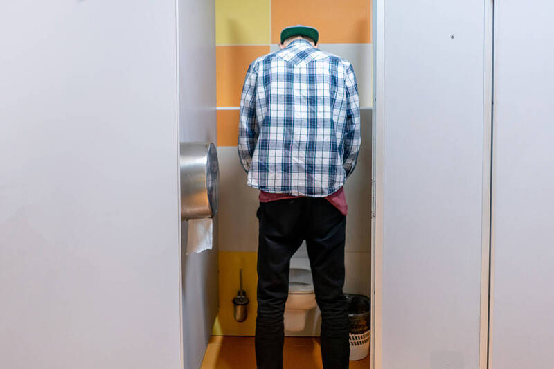 排尿困難別硬撐！泌尿科醫師警告：憋尿超過6小時恐引發腎衰竭